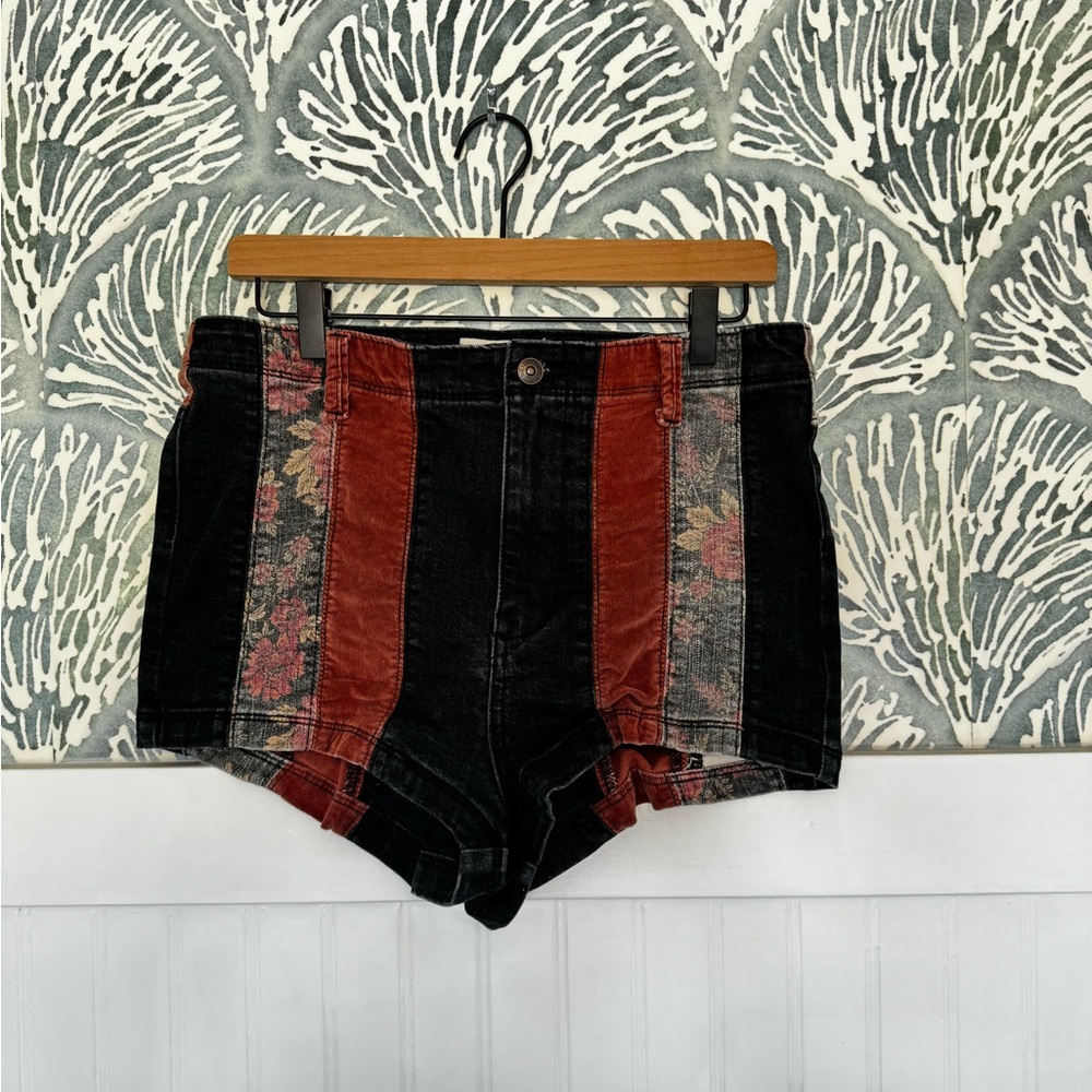 Black Free People Yuma Valley Hot Floral Motif Shorts Muliticolor in Women’s 32